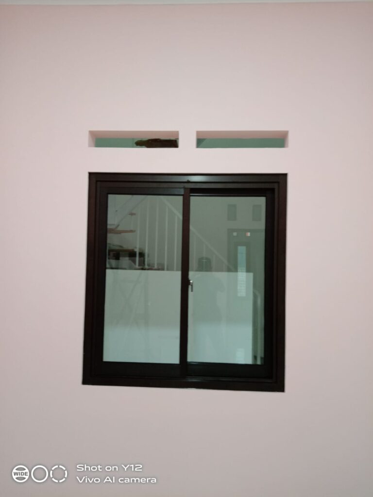kusen jendela minimalis hitam